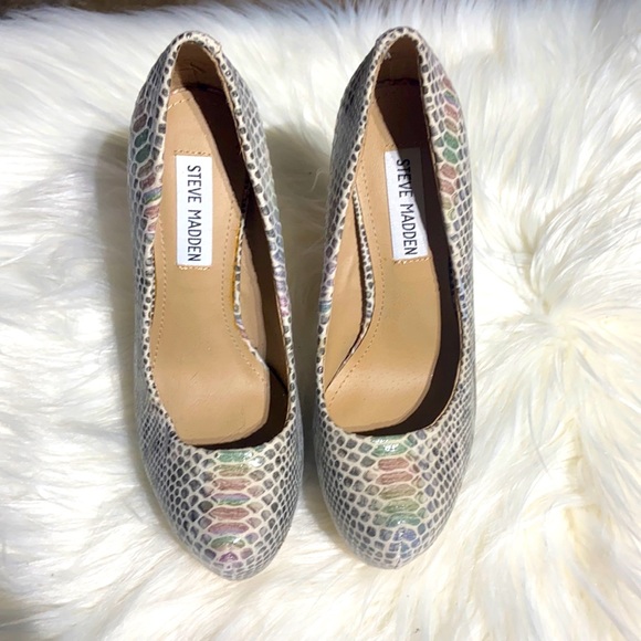 Steve Madden Women’s Nala Iridescent Snakeskin Platform Pumps NEW - Picture 2 of 7
